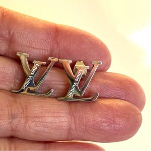 SILVER STUD EARRINGS LV IN FASHION POUCH